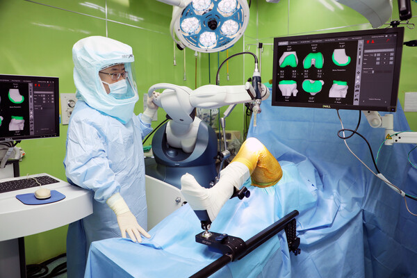 로봇 인공관절 수술을 하고 있는 남창현 원장