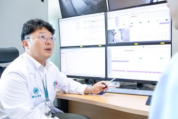 임수환 교수가 수면다원검사 결과를 판독하고 있다. 사진 제공=강릉아산병원