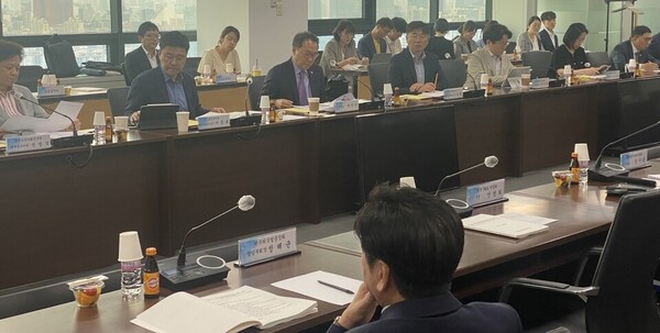 보건복지부는 30일 열린 건강보험정책심의위원회에서 '중증환자 입원 비상진료 사후보상 시범사업안'을 보고했다.