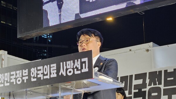 대한의사협회 임현택 회장은 정부를 군부독재에 비유하며 이젠 전공의와 의대생이 아닌 선배의사들이 선두에 나서겠다고 말했다(ⓒ청년의사).