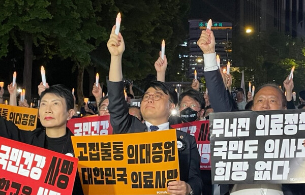 임현택 대한의사협회장(가운데)이 단체행동을 시사해 총파업 성사 여부에 관심이 쏠린다(사진 제공: 대한의사협회).