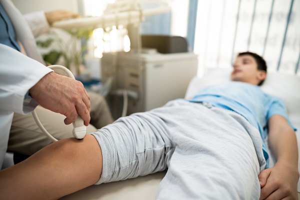 아이가 무릎이 아프다고 하면 병원에 가서 무릎검사만 하기도 하는데, 소아일 때는 엉덩이관절인 '고관절'까지 꼭 검사를 같이 해야 한다. 알 수 없는 원인으로 피가 잘 가지 못해 대퇴골두를 이루는 뼈가 죽는 '소아기 특발성대퇴골두무혈성괴사', 즉 LCP병일 가능성이 있는 까닭이다. 이미지 출처=게티이미지