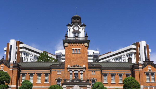 서울의대 교수들이 총파업에 준하는 전체 휴진을 논하고 있다. 사직한 전공의들이 행정 처분될 위험이 커졌다고 판단해 대응에 나선 것이다. 사진 출처=게티이미지