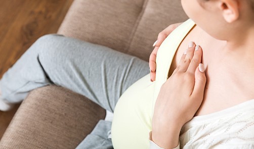 국내 적지 않은 전이성 유방암 환자가 gBRCA(germline BRACA) 변이를 보유하고 있지만, 까다로운 급여 기준으로 유전자검사를 받지 못해 뛰어난 치료 효과를 가진 표적항암제를 사용하지 못하는 것으로 드러났다. 사진=게티이미지 제공