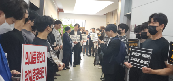 충북대병원도 '무기한 휴진'을 결정했다. 사진은 충북대병원 전공의와 충북의대 학생들이 지난 5월 2025학년도 의대 신입생 정원 증원 반대 시위에 나선 모습이다. 사진 출처=충북의대 배장환 교수 개인 SNS