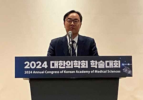 대한의학회 이진우 회장이 오는 18일 예정된 대한의사협회 총궐기대회가 단순 투쟁에 그쳐서는 안 된다고 지적했다. ⓒ청년의사