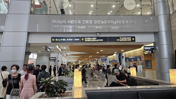 연세의대 교수들이 무기한 휴진을 시작한 27일 세브란스병원 본관 3층 로비는 환자들로 북적였다(ⓒ청년의사).