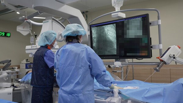 의정부을지대병원 영상의학과 교수가 혈관조영실에서 환자 홍 모씨에게 10년 동안 네 번의 뇌경색 발병 원인이 된 ‘폐 동정맥 기형’의 색전술을 시행하고 있다.