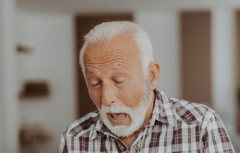 숨 차 하는 노인의 모습. 사진 출처=게티이미지