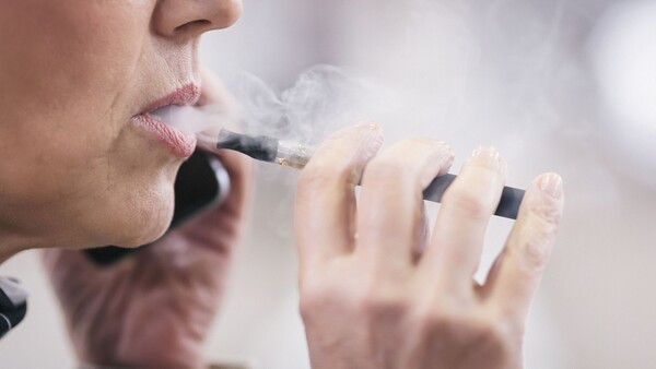 암 수술을 앞두고 불안하고 착잡한 마음을 달래기 위해 담배 한 대가 절실할 수 있지만, 이때 담배를 피우는 일은 절대 해선 안 된다. 담배 한 대가 수술 합병증 위험을 크게 올리는 까닭이다. 사진 제공=게티이미지