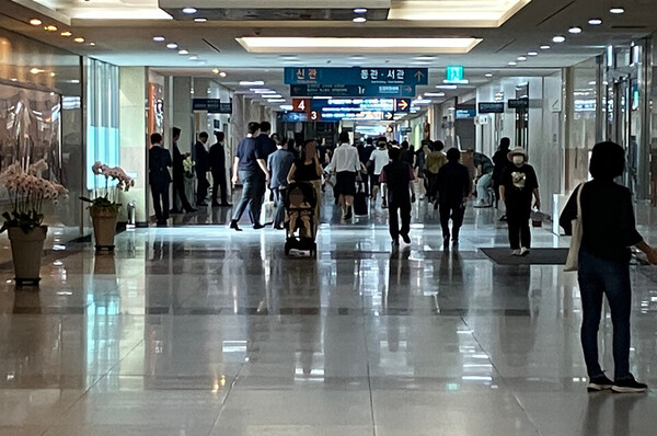 서울아산병원 교수들이 '중증 중심' 진료 재편을 예고한 첫 날 진료현장은 다소 한산한 분위기 속 차분하게 진료를 이어가는 모습이었다. ⓒ청년의사