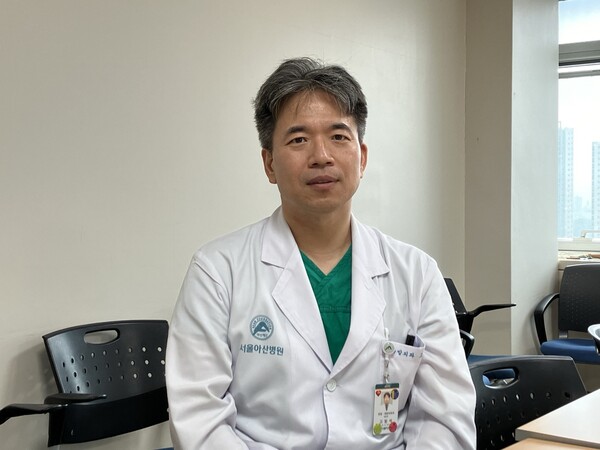 지난달 23일부터 단식을 시작한 서울아산병원 유방외과 고범석 교수를 만나 단식을 시작한 이유에 대해 들었다. ⓒ청년의사