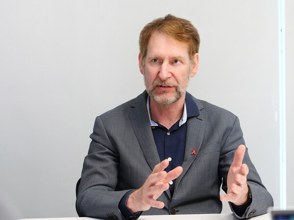 영국 런던 첼시앤웨스터민스트병원 안톤 포즈니악(Anton Pozniak) 박사