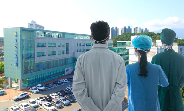 '훈련병 얼차려 사망사건'에서 속초의료원으로 이송된 훈련병을 응급 처치한 응급의학과 전문의가 골든타임을 놓쳤다는 비난 여론에 끝내 사직을 선택했다. 이에 의사들의 필수의료 기피가 심화될 수 있다는 우려가 나온다. ⓒ청년의사