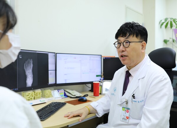 김성수 교수가 통풍 환자의 진료를 보고 있다. 사진 제공=강릉아산병원