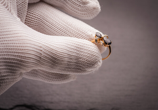 예전보다 살이 찐 것도 아닌데 잘 맞던 반지가 몇 년만에 손가락에 안 들어간다면 의심해봐야 하는 희귀질환이 있다. 바로 아주 서서히 진행되는 희귀질환 '말단비대증'이 그것이다. 이미지 출처=게티이미지