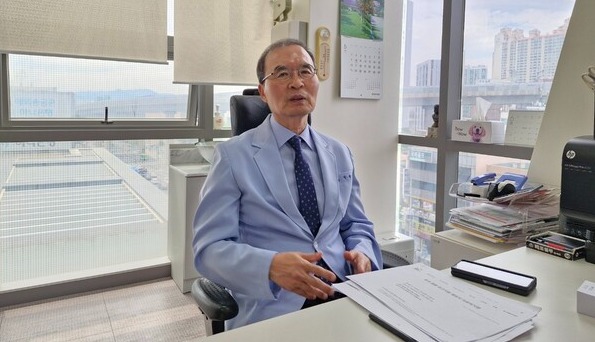 한국혈우재단 부설 부산의원에서 혈우병 환자를 진료하고 있는 박상규 이사장.