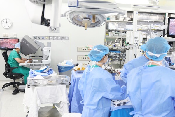 김용희 교수가 로봇을 이용해 기관절개 및 재건술을 하고 있다. 사진 제공=서을아산병원 