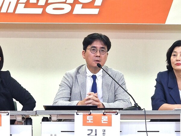 대한혈액학회 김석진 이사장이 토론회에서 암질심의 전문성 강화를 지적하고 있다.