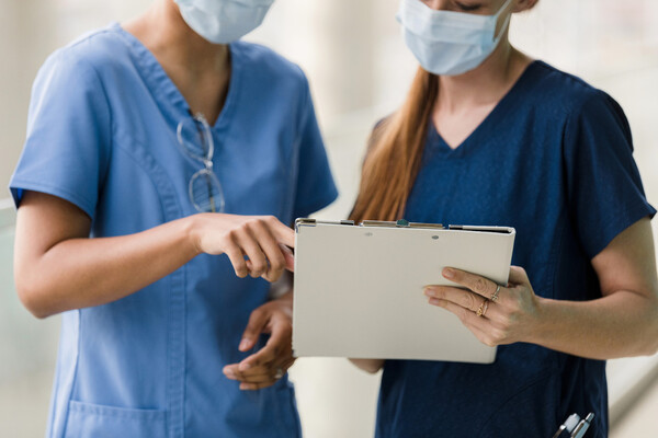 전공의들이 하반기 모집에서 병원 현장으로 돌아오지 않겠다는 의지를 밝히자, 병원 현장에서도 진료지원 간호사 활용의 필요성에 대한 목소리가 나오고 있다. 사진 출처=게티이미지