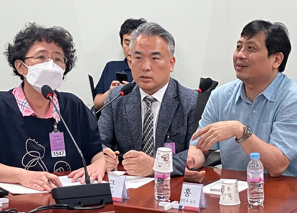 국민의힘 한지아 의원이 2일 오전 국회의원회관 제3간담회의실에서 개최한 ‘제1차 전문가 간담회’에의료 전문가들은 원가 이하의 구조적인 수가 문제부터 개선해야 한다고 했다. 왼쪽부터 대한내과의사회 김현지 학술이사, 여의도성모병원 외과 김성근 교수, 세종충남대병원 응급의학과 민진홍 교수다. ⓒ청년의사