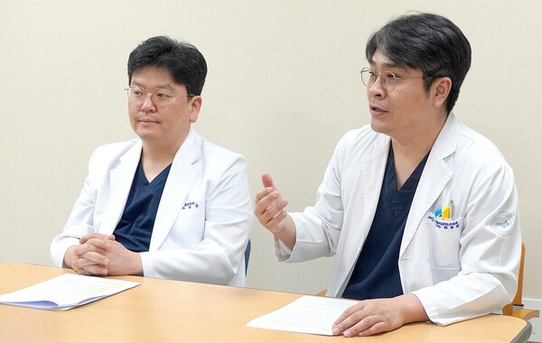 부산대병원 폐암 클리닉의 심장혈관흉부외과 조정수 교수(왼쪽)와 호흡기알레르기내과 엄중섭 교수(오른쪽)