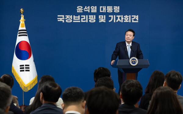 윤석열 대통령은 지난 29일 국정브리핑과 기자회견을 갖고 의료 현장에는 문제가 없다며 의대 증원을 비롯한 의료개혁 정책을 예정대로 추진하겠다고 밝혔다(사진출처: 대통령실).