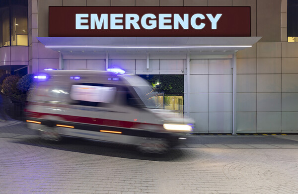 권역응급의료센터도 전공의 인력 공백을 메우지 못하면서 응급의학과 전문의 이탈도 늘고 있다. 사진 출처=게이티미지