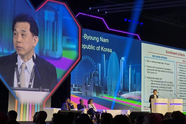 유럽심장학회 연례학술대회(ESC Congress 2024)에서 서울아산병원 심장내과 남기병 교수가 심방세동과 관상동맥질환을 동시에 앓는 환자에게 심방세동 치료제만 복용하게 한 결과, 관상동맥질환 치료제와 심방세동 치료제 모두 복용한 집단에 비해 1년 뒤 사망·뇌졸중·심근경색·출혈 등 주요 임상사건 발생률이 크게 감소한 연구를 발표하고 있다. 사진 제공=서울아산병원