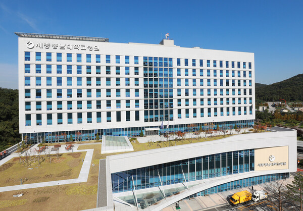 세종충남대병원이 파견 군의관 2명을 기존 근무지로 돌려보내고 인원수만큼 다시 파견 받을 수 있도록 세종시청에 '교체 요청'을 했다. 사진 제공=세종충남대병원