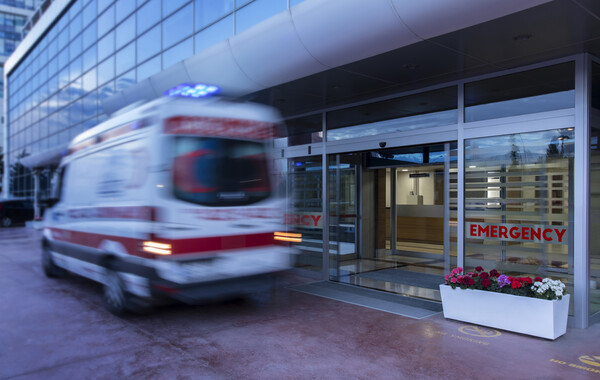 의료대란으로 응급환자들이 진료 받을 병원을 찾지 못하고 있다. 응급환자 10명 중 1명은 전원 병원을 찾지 못한 것으로 나타났다. 사진 출처=게티이미지