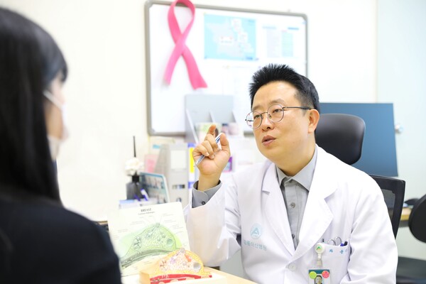 윤광현 교수가 유전성 유방암에 대해 설명하고 있다. 사진 제공=강릉아산병원
