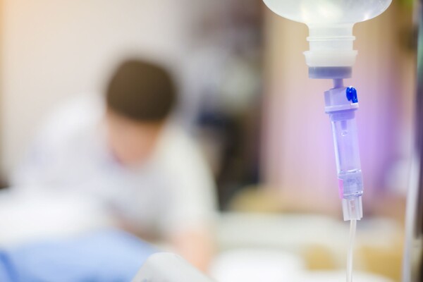 다른 장기로 전이가 이뤄진 4기 암도 항암치료를 통해 충분히 삶을 길게 연장할 수 있을만큼 뛰어난 항암신약이 계속 나오면서 말기암에서도 항암치료의 중요성이 커지고 있다. 그렇다면 4기 암 환자는 항암치료를 언제까지 받아야 할까? 항암치료 중 너무 힘들 때는 치료를 잠시 중단해도 될까? 사진 출처=게티이미지