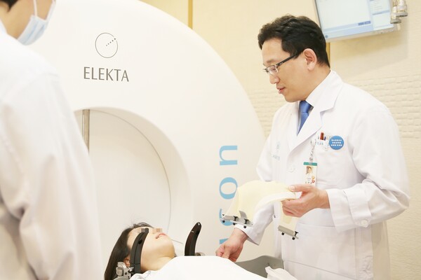 서울아산병원 신경외과 김영훈 교수가 하부 뇌 신경초종 환자에게 감마나이프 수술 전 치료 과정을 설명하고 있다. 사진 제공=서울아산병원