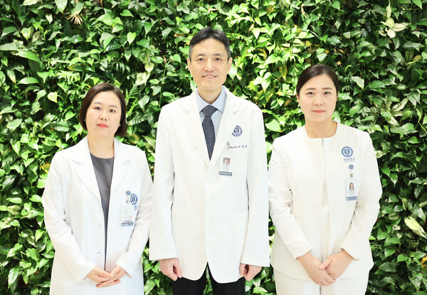 이상원 교수의 연구와 진료에 협력자로 큰 역할을 해주고 있는 세브란스병원 내과부 윤잔디 간호사(왼쪽)와 외래간호팀 박유나 간호사. 사진 제공=세브란스병원