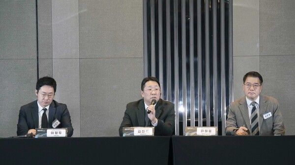 사진 왼쪽부터 한국아스트라제네카 이형두 상무, 김진석 교수, 김철웅 전무