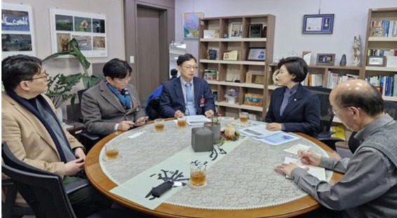 대한신장학회 임원진과 남인순 의원, 김봉겸 보좌관이 3월 7일 ‘말기콩팥병 환자의 삶의 질 개선을 위한 토론회’에 앞서 간담회를 갖고 이야기 나누고 있다. 