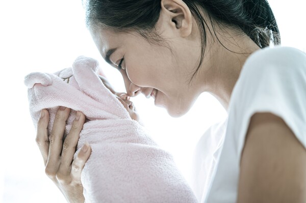 갓난아이의 얼굴색과 대변색을 적어도 생후 2개월까지 부모가 잘 살펴야 되는 이유가 있다. 바로 신생아 1만명 당 1명 꼴로 발생하는 '담도폐쇄증'의 증상이 얼굴색과 대변색으로 나타나기 때문이다. 사진 출처=게티이미지