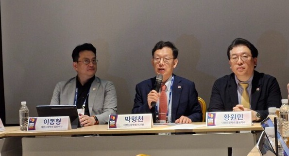 사진왼쪽부터 대한신장학회 이동형 KHP 2033 특별이사, 박형천 이사장, 황원민 홍보이사