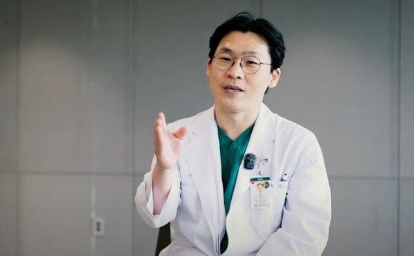 습진, 아토피피부염, 건선 등과 같은 피부질환을 피부과에서 여러 방법을 써서 치료해도 잘 낫지 않을 때 의심해봐야 하는 질환이 있다. 희귀암의 하나인 '피부림프종'이 그것이다. 서울아산병원 피부과 이우진 교수가 피부림프종에 대해 설명하고 있다. 사진 출처=대한피부과학회TV