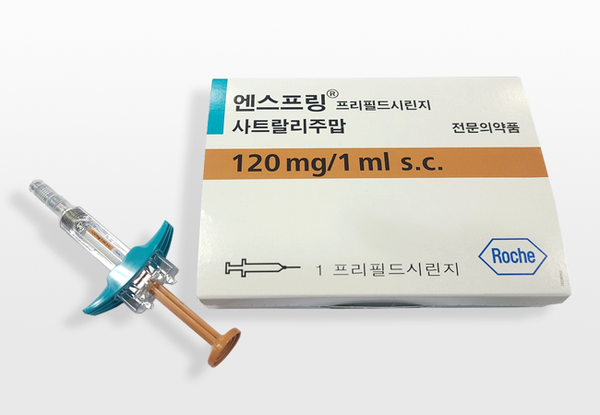 재발을 거듭할수록 뇌·척수·시신경 장애를 더하게 되는 희귀자가면역질환 시신경척수염범주질환의 신약 ‘엔스프링(성분명 사트랄리주맙)’을 내달부터 한 번만 재발한 경우에도 급여로 쓸 수 있게 됐다. 사진 제공=한국로슈