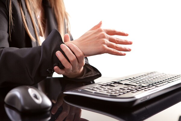 항암치료 중이나 항암치료 후 손발이 화끈거리는 듯한 손발저림을 견디는 암 환자들이 있다. 하지만 이는 결코 간과해서는 안 되는 항암치료 합병증 '항암 후 말초신경병증' 신호다. 이 병은 감각 저하나 과민, 균형장애, 칼로 베는 듯하거나 쑤시거나 묵직한 양상의 통증으로 악화될 수도 있고, 심하면 근력이 약해져 운동기능 저하를 초래할 수 있기에 절대 간과해선 안 된다. 사진 출처=게티이미지