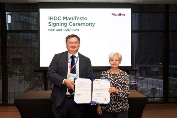 대한신장학회와 대한복막투석연구회가 지난 4일 국제 재택 투석 컨소시엄(IHDC) 선언문에 서명했다. (왼쪽부터 김성균 대한복막투석연구회 회장, 에드위나 브라운 IHDC 공동의장) 