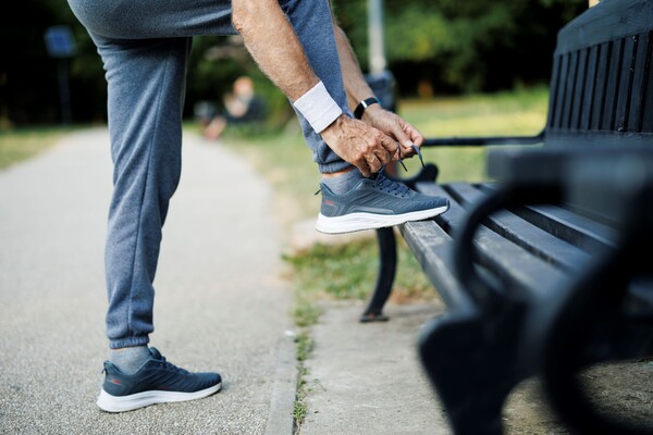 폐가 점점 굳어 숨쉬기 힘들어지는 희귀폐질환 '폐섬유증'을 앓는 환자는 숨이 차기 때문에 운동을 하려고 하지 않는데, 운동을 하지 않으면 병이 더 악화될 위험이 크기 때문에 생존을 위해 운동이 필수다. 체력이 가능한 선에서 적절히 걷고, 가볍게 달리는 운동이 폐섬유증 환자들에게 권고되는 것이다. 사진 출처=게티이미지