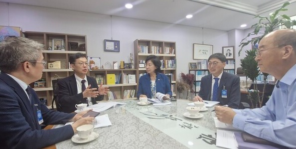 더불어민주당 남인순 의원은 지난 23일 대한신장학회 임원진과 간담회를 갖고 복막투석 활성화 필요성에 대해 의견을 나눴다. 