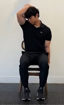 목 회전 운동. 사진 출처=대한폐암학회 유튜브 채널 '폐암 무엇이든 물어보세요' 캡쳐