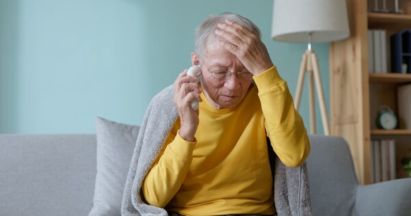암 환자가 항암치료를 받을 때는 감염 예방이 매우 중요하다. 항암제가 골수에까지 영향을 미치면서 세균·바이러스로부터 우리 몸을 보호하는 '백혈구' 생성에 차질이 빚어지게 되고, 이로 인해 면역력이 떨어져 감염에도 잘 걸리고, 감염이 생겼을 때 회복도 어렵기 때문이다. 사진 출처=게티이미지