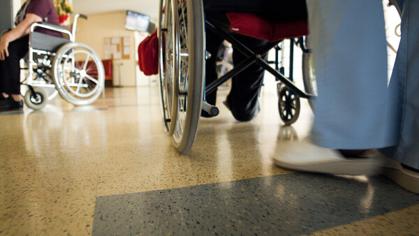 국회에서 정부가 추진 중인 요양병원 간병 관련 유사 사업이 많아 정리가 필요하다는 의견이 나왔다. 사진 출처=게티이미지