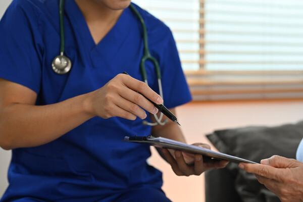 보건복지부가 경제협력개발기구(OECD)가 발간한 '한눈에 보는 보건의료 2025' 자료를 분석해 공개했다. 우리나라는 만성질환 입원율은 감소했지만 항생제 처방이 증가했다. 사진 출처=게티이미지