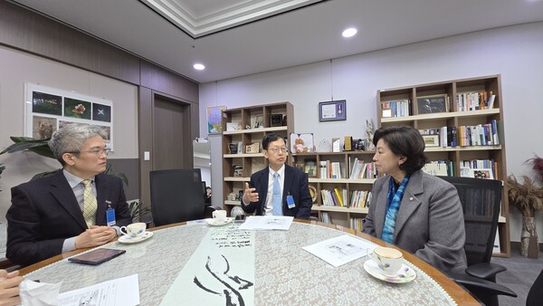 대한신장학회 박형천(강남세브란스병원 신장내과) 이사장과 이정표(보라매병원 신장내과) 총무이사는 지난 11일 남인순 의원을 만나 3년간 연장된 '복막투석 환자 재택관리 시범사업&rsquo;에 대해 논의했다.&nbsp;